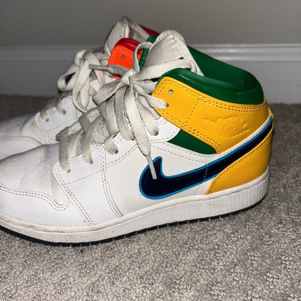 Nike White and Green Sneakers with Classic Design